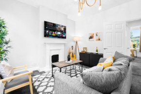 Stylish 3 Bedroom House - 6 Guests - Garden - Parking - Netflix - Wifi - 17M